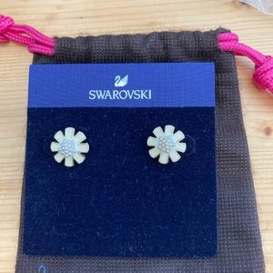 Kate Spade Mini Daisy with min pearl beads earring